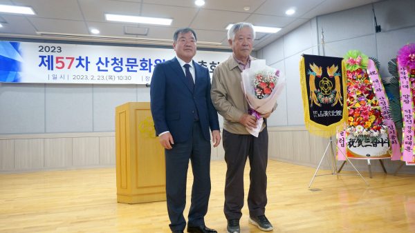 03.-제57차-정기총회-군수상-수상.jpg