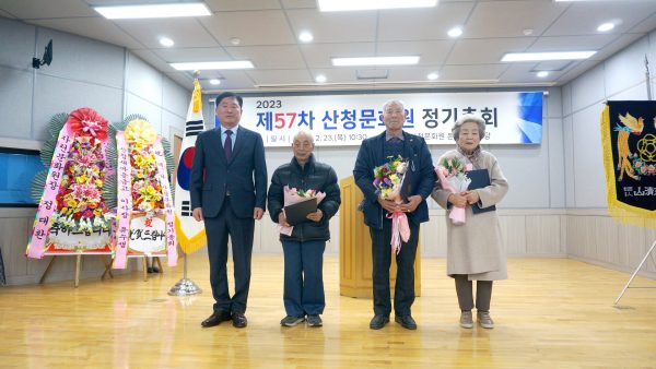 05.-제57차-정기총회-원장상-수상.jpg